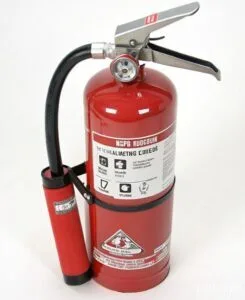 Extintor compacto de 5 lb con PQS ABC para evaluación en pequeños comercios de Querétaro
