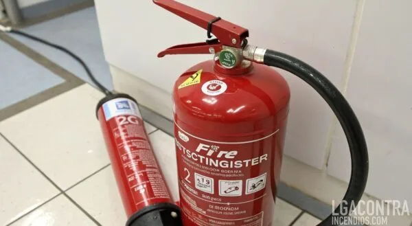 Extintor compacto Clase B de 2 kg disponible para evaluación técnica en Querétaro